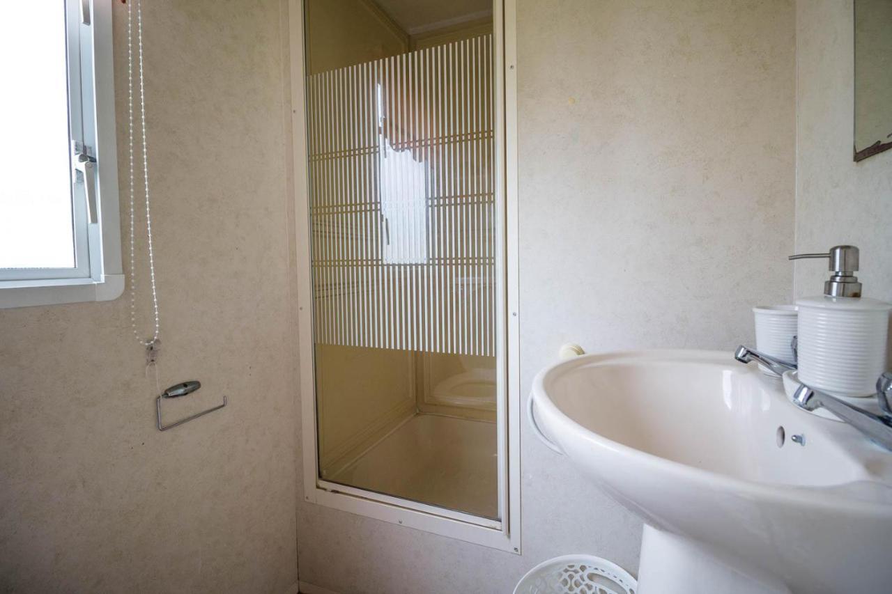 6 Berth Caravan For Hire At Martello Beach Holiday Park In Essex Ref 29017Y Hotel Clacton-on-Sea Ngoại thất bức ảnh