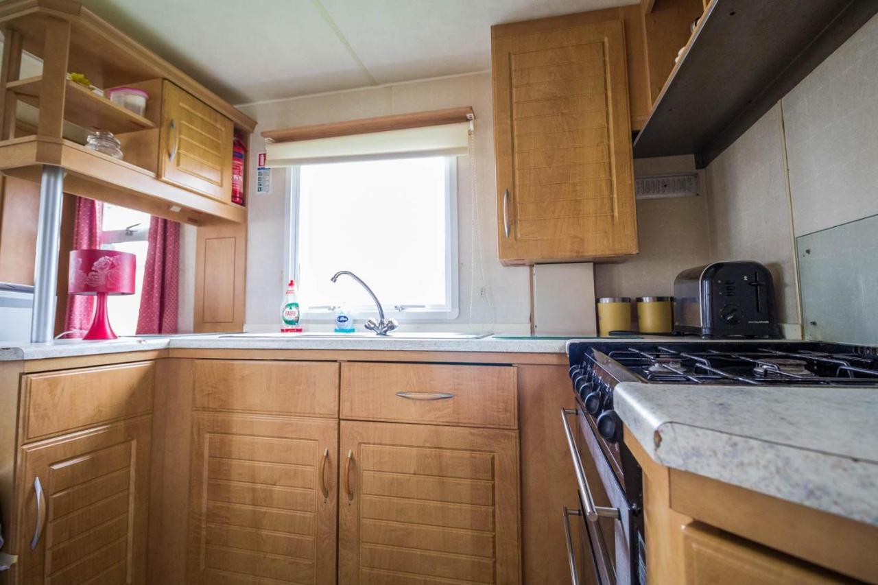 6 Berth Caravan For Hire At Martello Beach Holiday Park In Essex Ref 29017Y Hotel Clacton-on-Sea Ngoại thất bức ảnh